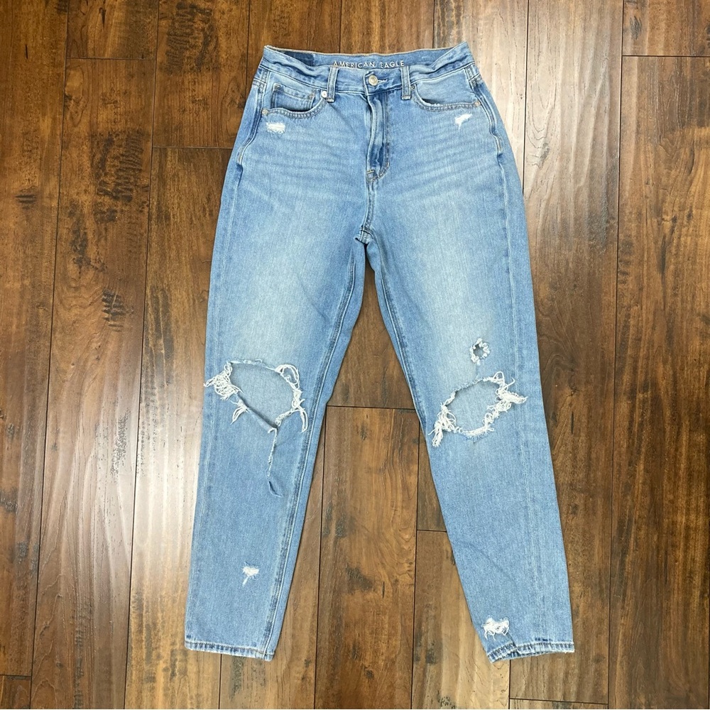 AMERICAN EAGLE Women’s Mom Jeans Light Wash Distressed High Rise Size 2